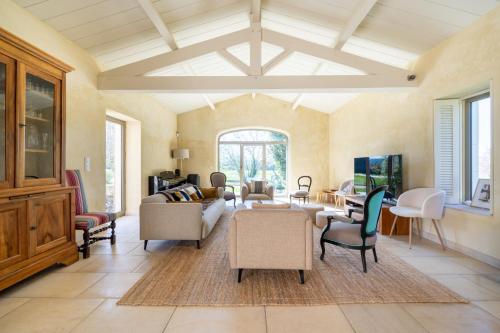Très belle maison familiale avec piscine (Tres belle maison familiale avec piscine) in La Batie-Rolland