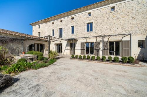 Très belle maison familiale avec piscine (Tres belle maison familiale avec piscine) in La Batie-Rolland