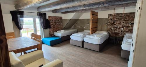 4 twin beds