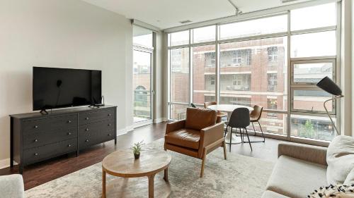 Landing Modern 2BD Gym Rooftop Lounge near 311 South Wacker Drive Chicago
