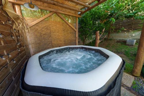 อ่างแช่น้ำร้อนกลางแจ้ง, Villa Providencia jacuzzi 1 min plage Le Diamant in เลอ ยามัน