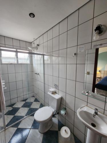 浴室, Pousada Tokyo Plaza in 莫日達斯克魯濟斯