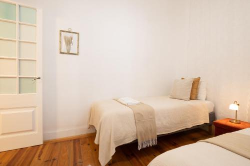 Heart of Lisbon Sleeps 8 Stylish Apt 2 bath - image 9