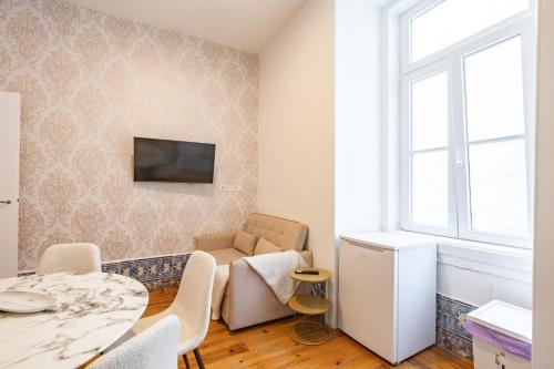 Heart of Lisbon Sleeps 8 Stylish Apt 2 bath - image 14