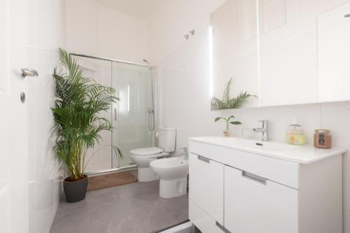 Heart of Lisbon Sleeps 8 Stylish Apt 2 bath - image 7