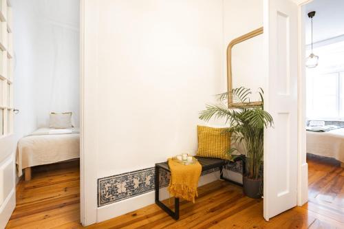 Heart of Lisbon Sleeps 8 Stylish Apt 2 bath - main image