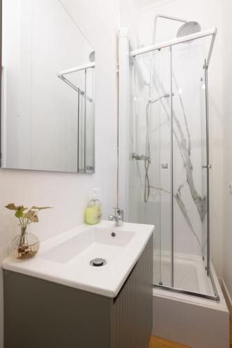 Heart of Lisbon Sleeps 8 Stylish Apt 2 bath - image 2