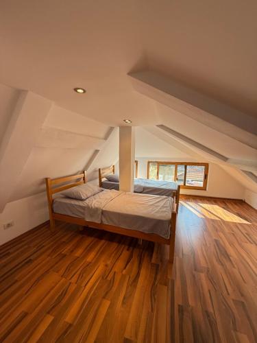 Valentino Villa - image 5