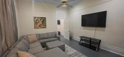 2BR Penthouse On Claiborne – khách sạn tại Seventh Ward