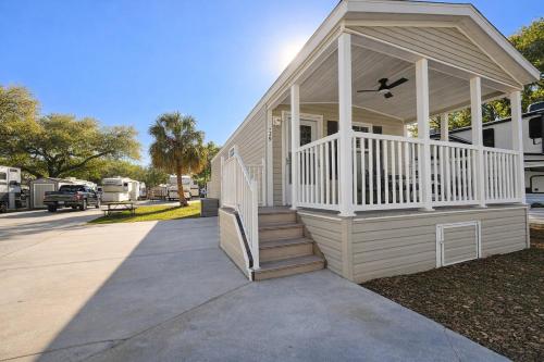 Resort-Style 1 Bedroom with 3 Pools and Hot Tub