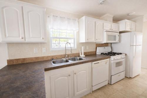 Resort-Style 1 Bedroom with Pools and Hot Tub in Thonotosassa