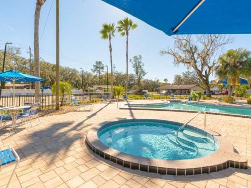 Resort-Style 1 Bedroom with Pools and Hot Tub in Thonotosassa