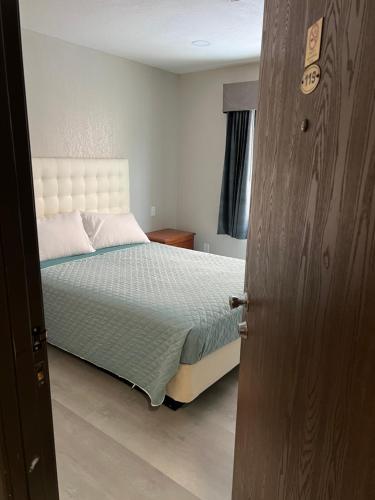 Palm Hotel Near LAX Airport near Redondo Beach