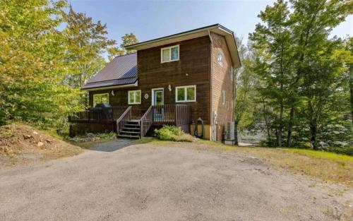 The Beaver Den in Eagle Lake (ON)