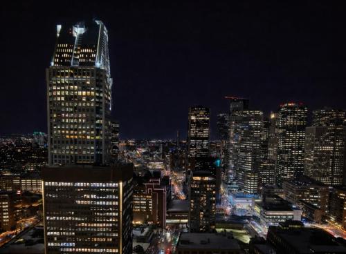 High Rise Skyline DowntownCondo Pool &Free Parking