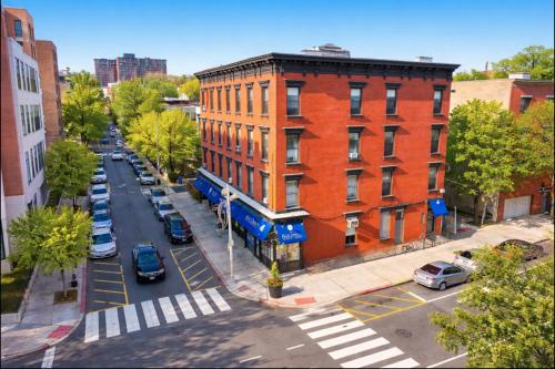 Fashionable 1-Bedrm Apt 15 Min to Manhattan in Hoboken, USA