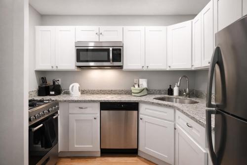 Fashionable 1-Bedrm Apt 15 Min to Manhattan in Hoboken, USA