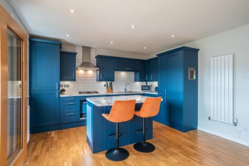Facilities, Bright Top Floor Haven Modern 2BR in Edinburgh - Pass the Keys in Slateford