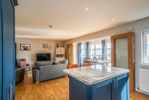 Facilities, Bright Top Floor Haven Modern 2BR in Edinburgh - Pass the Keys in Slateford