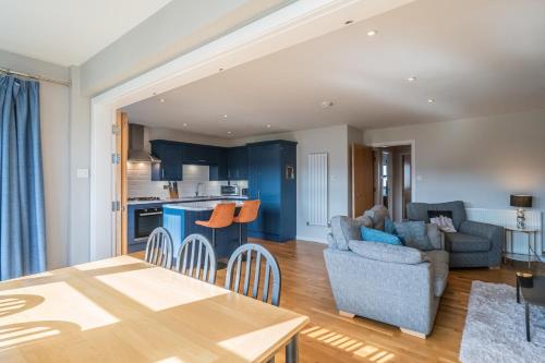 Facilities, Bright Top Floor Haven Modern 2BR in Edinburgh - Pass the Keys in Slateford