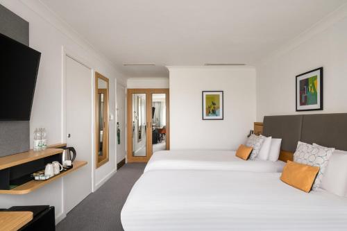 2 twin beds