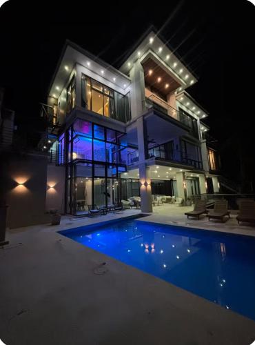 Skyfall villa ocho rios in אורקבסה