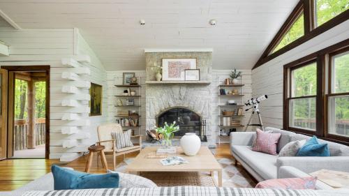 Half Moon by AvantStay 4BR Cabin w Large Deck Yard w Patio Outdoor Dining in Great Barrington, USA
