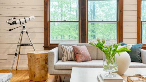 Half Moon by AvantStay 4BR Cabin w Large Deck Yard w Patio Outdoor Dining in Great Barrington, USA
