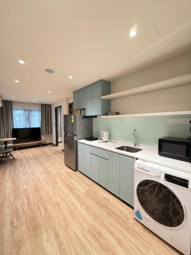 Kitchen, Bloom apart-hotel in Serangoon