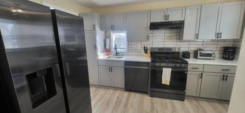 Chic Parma Stay Near Cleveland in Brooklyn (OH)
