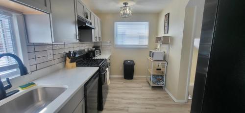 Chic Parma Stay Near Cleveland in Brooklyn (OH)