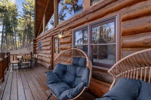 Buffalo Lodge- Cozy Log House with Hot Tub in Rockerville (SD)