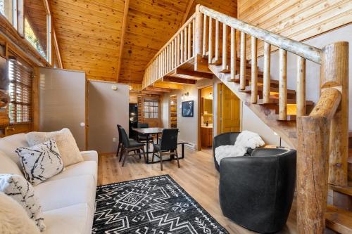 Buffalo Lodge- Cozy Log House with Hot Tub in Rockerville (SD)