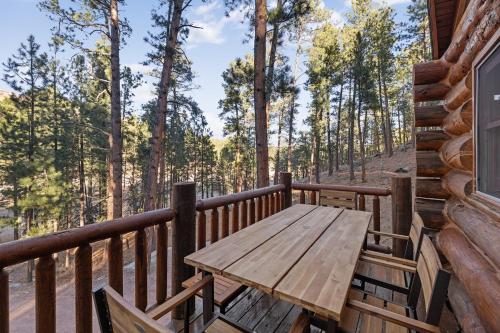 Buffalo Lodge- Cozy Log House with Hot Tub in Rockerville (SD)