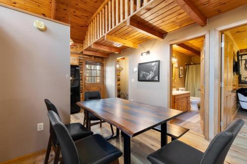 Buffalo Lodge- Cozy Log House with Hot Tub in Rockerville (SD)