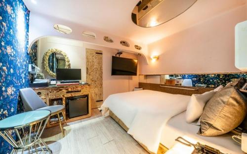 room detail thumbnail 1