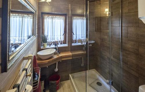 Vannas istaba, Lovely Home In Balachy With Sauna in Lipusz