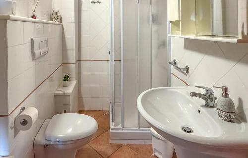 Vannas istaba, Gorgeous Apartment In Montecastelli Pisano in Montecastelli