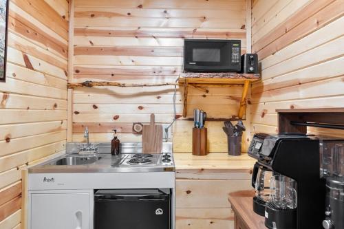 Silver Pine Haven- South Dakota Log House Stay in Rockerville (SD)