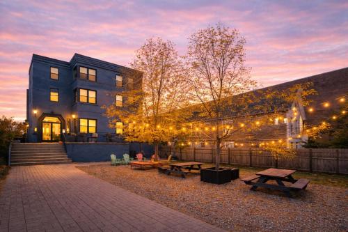 Modern 4BR Pilsen Retreat Near Illinois Medical District & Chicago Downtown in Lower West Side