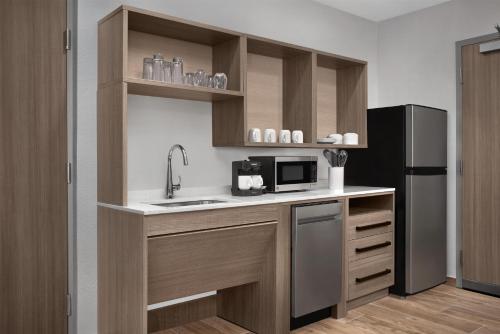 Kitchen, Home2 Suites by Hilton Weston Fort Lauderdale in Weston