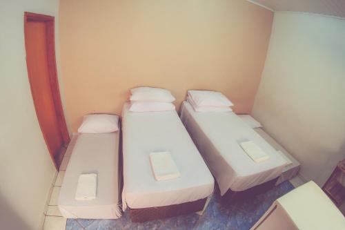 3 twin beds