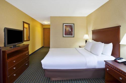 Quality Inn Marshall near I-69 in Marshall, USA