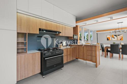 Kitchen, Mahira Villa by Kozystay - Dago in Cimenyan