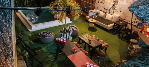 Happy Monkey Hostel in פלאוון