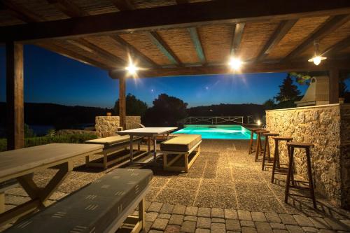 Peldbaseins, Villa Irini in Aghios Emilianos