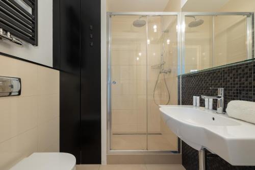 Funkcjonalne Apartamenty Blisko Zamku Książąt Pomorskich w Szczecinie by Noclegi Renters - image 3