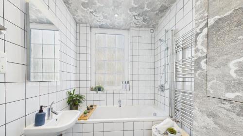 Charming Notting Hill Portobello Home - image 3