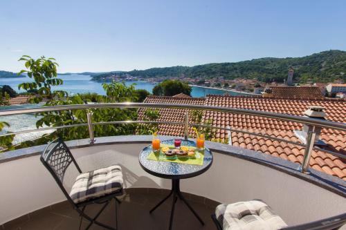 2 bedrooms, 3 beds
