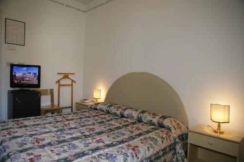 Single Room image 6